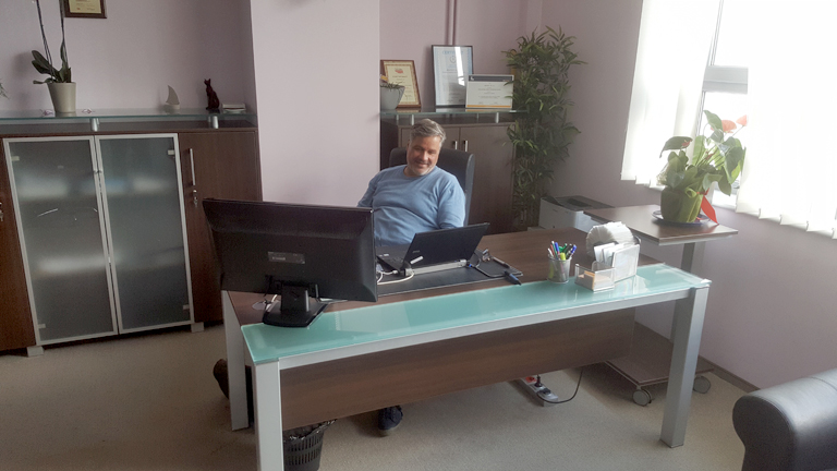 Foto: Rolf Johann im neuen Büro in Polen