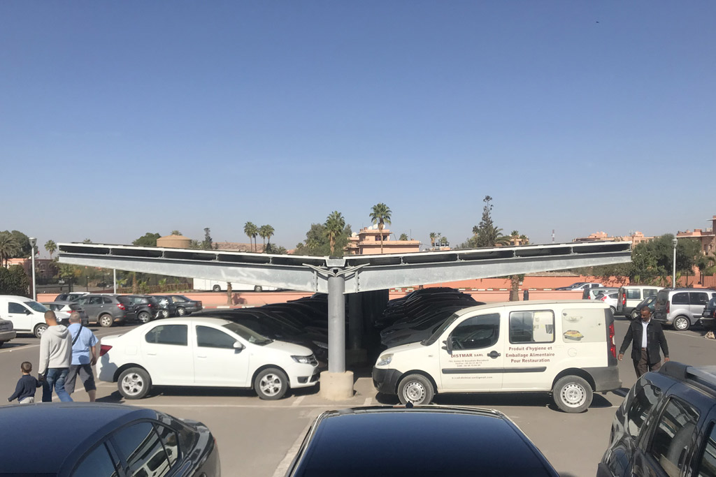 Foto Carport mit Solar am Bahnhof von Marrakech