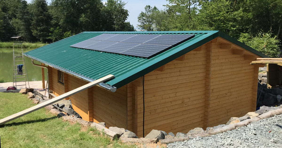 Foto der Hütte mit erstem Modul