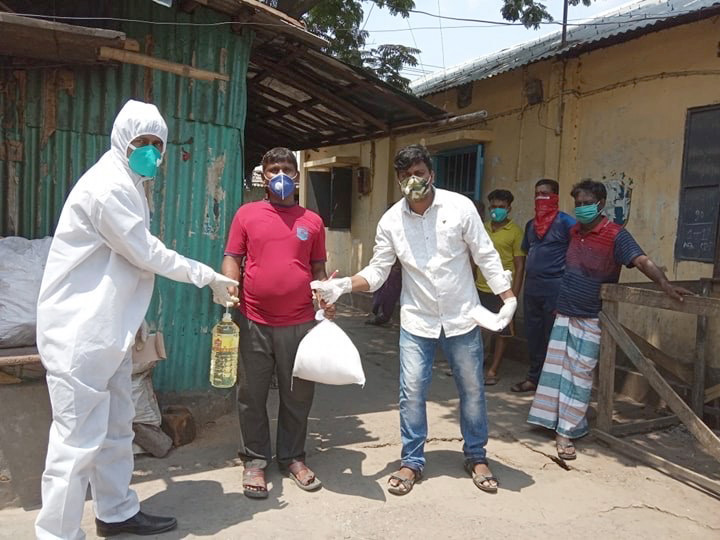 Foto: Reisverteilen in Bangladesch