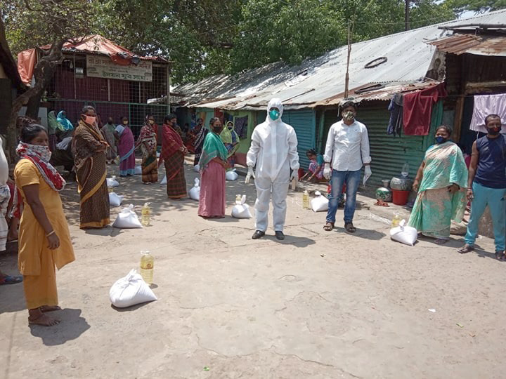Foto: Reisverteilen in Bangladesch