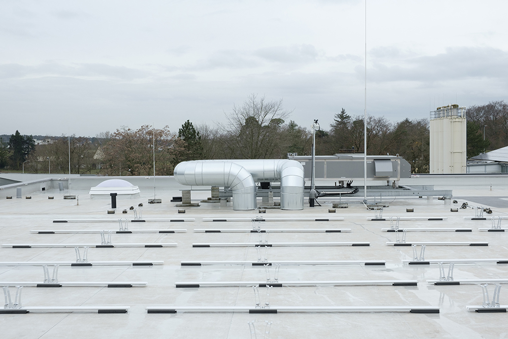 Foto: Baustelle Solaranlage auf dem Dach der Firma Skoberne