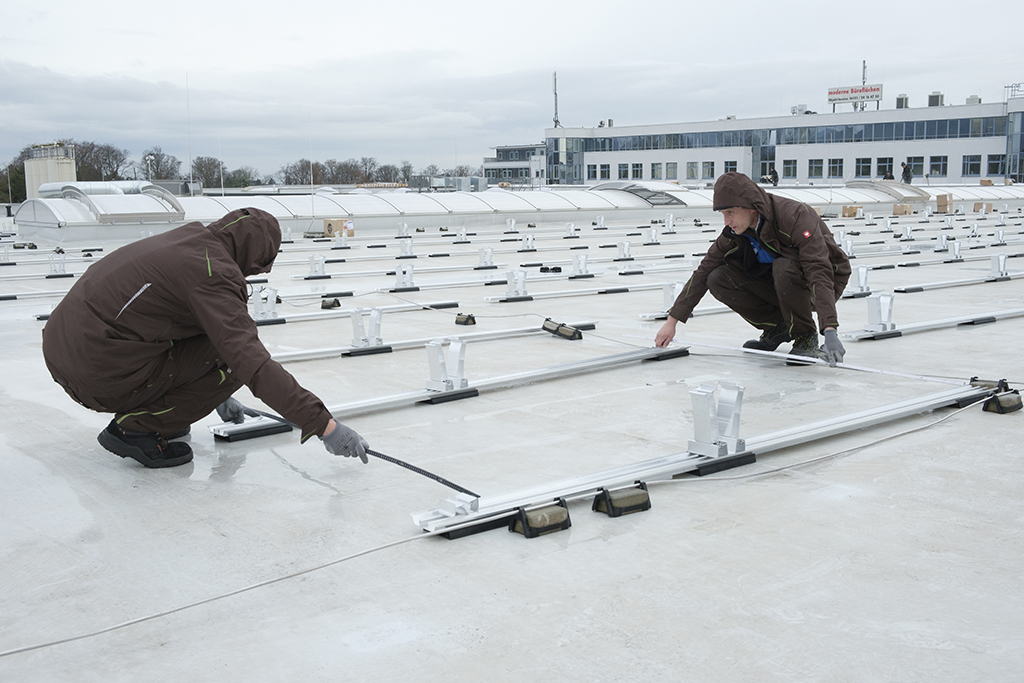 Foto: Baustelle Solaranlage auf dem Dach der Firma Skoberne