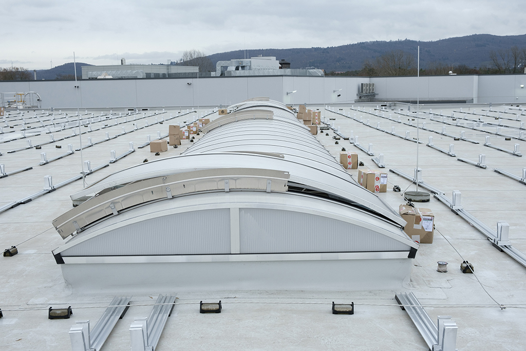 Foto: Baustelle Solaranlage auf dem Dach der Firma Skoberne
