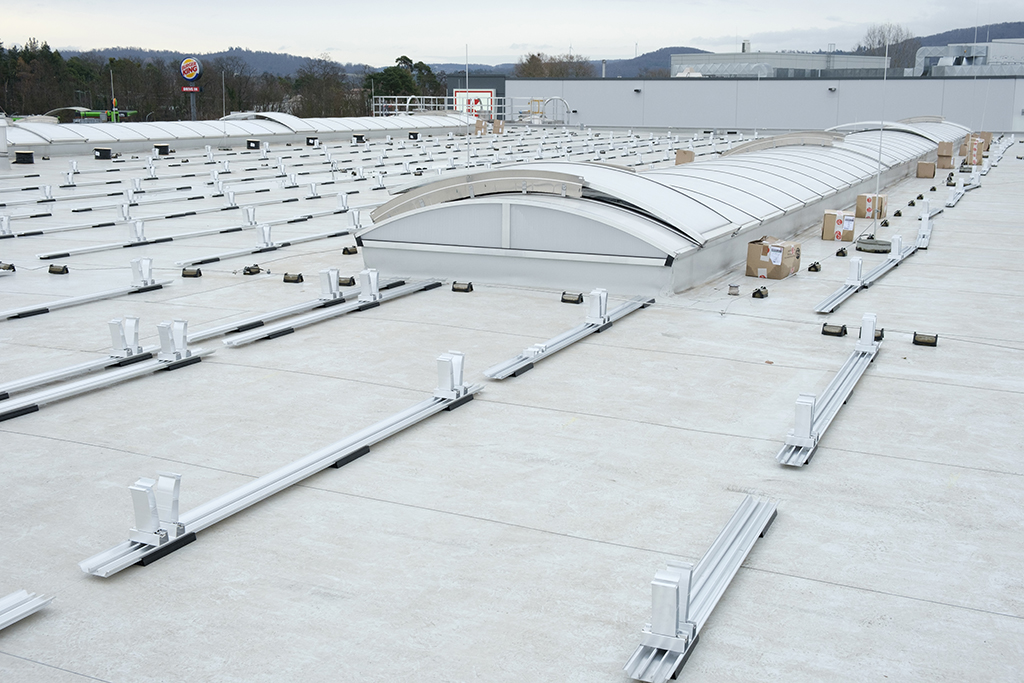 Foto: Baustelle Solaranlage auf dem Dach der Firma Skoberne