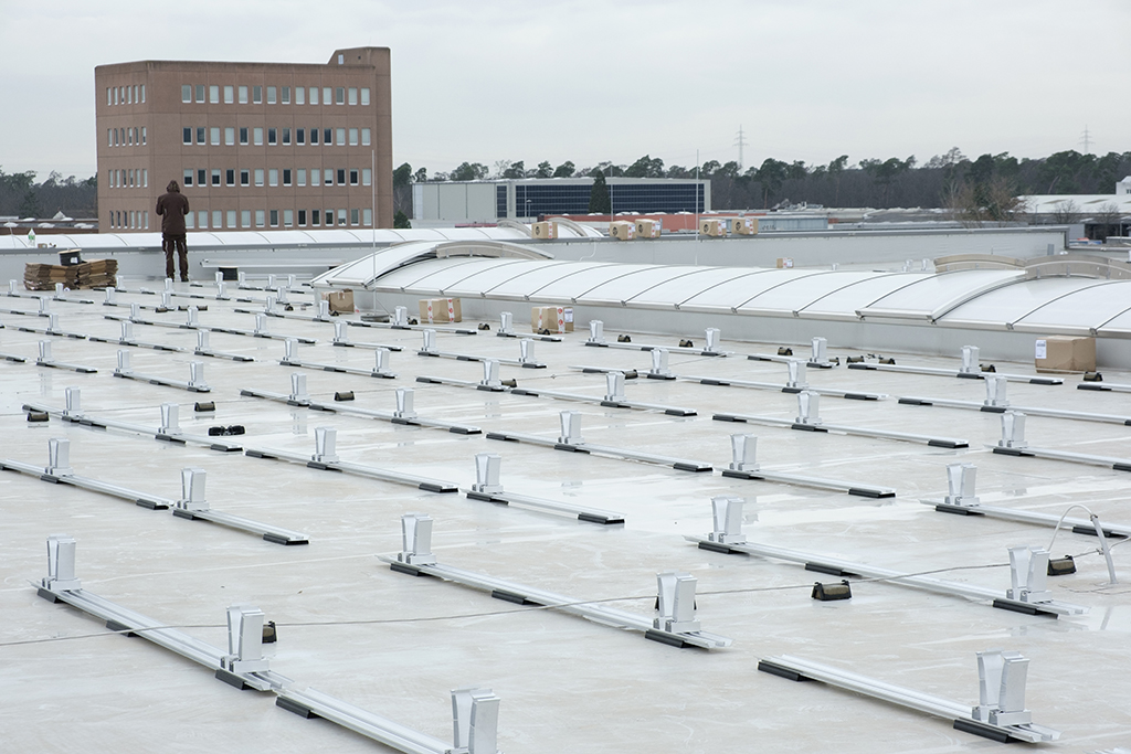 Foto: Baustelle Solaranlage auf dem Dach der Firma Skoberne