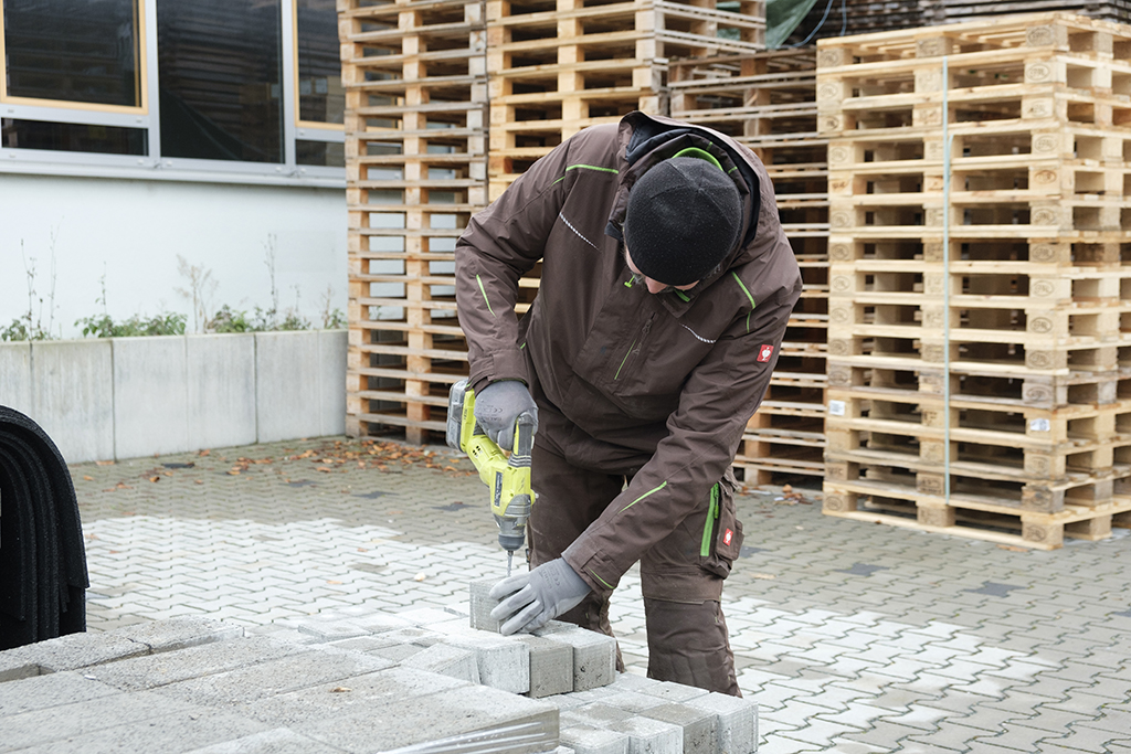 Foto: Arbeiter bohrt Löcher in Steine