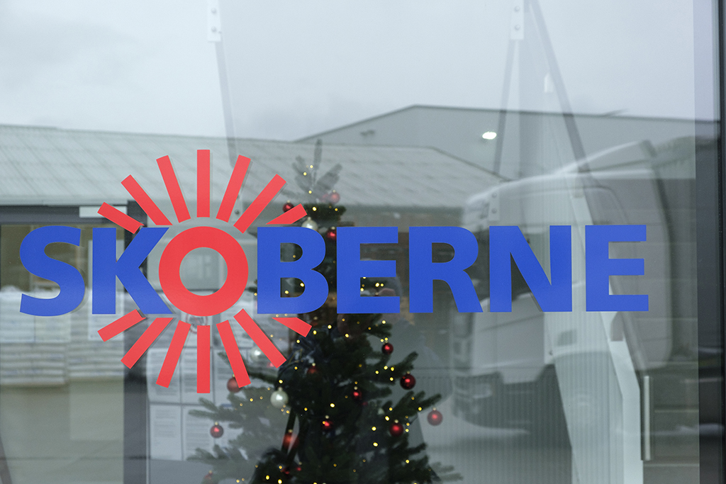 Firmenlogo Skoberne auf Glastür