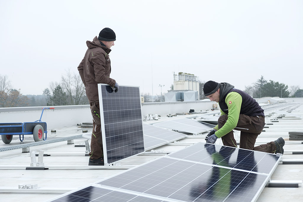 Foto: Baustelle Solaranlage Verlegen der Module
