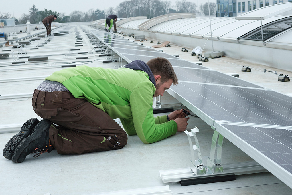 Foto: Baustelle Solaranlage Verkabeln der Module
