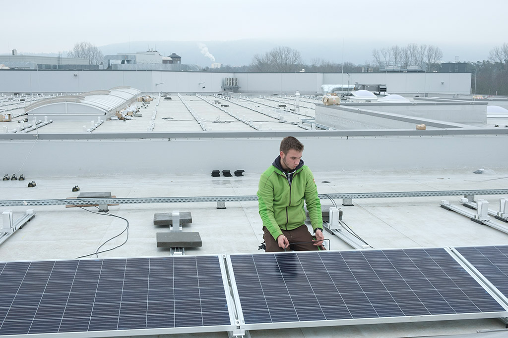 Foto: Baustelle Solaranlage Verkabeln der Module