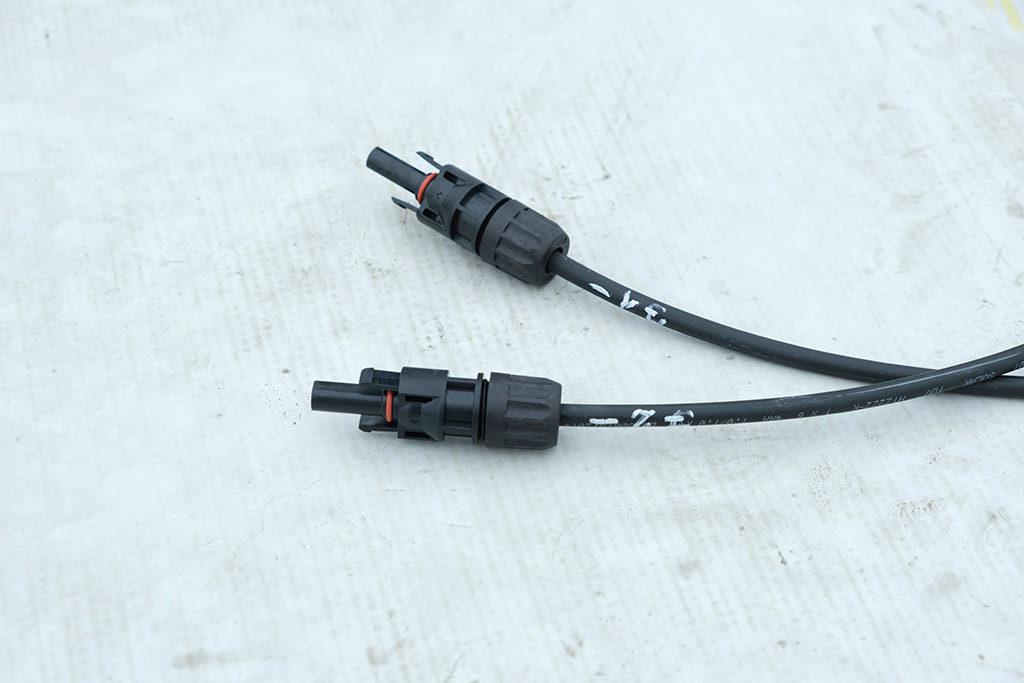 Foto: Stecker für Verkabelung der Module